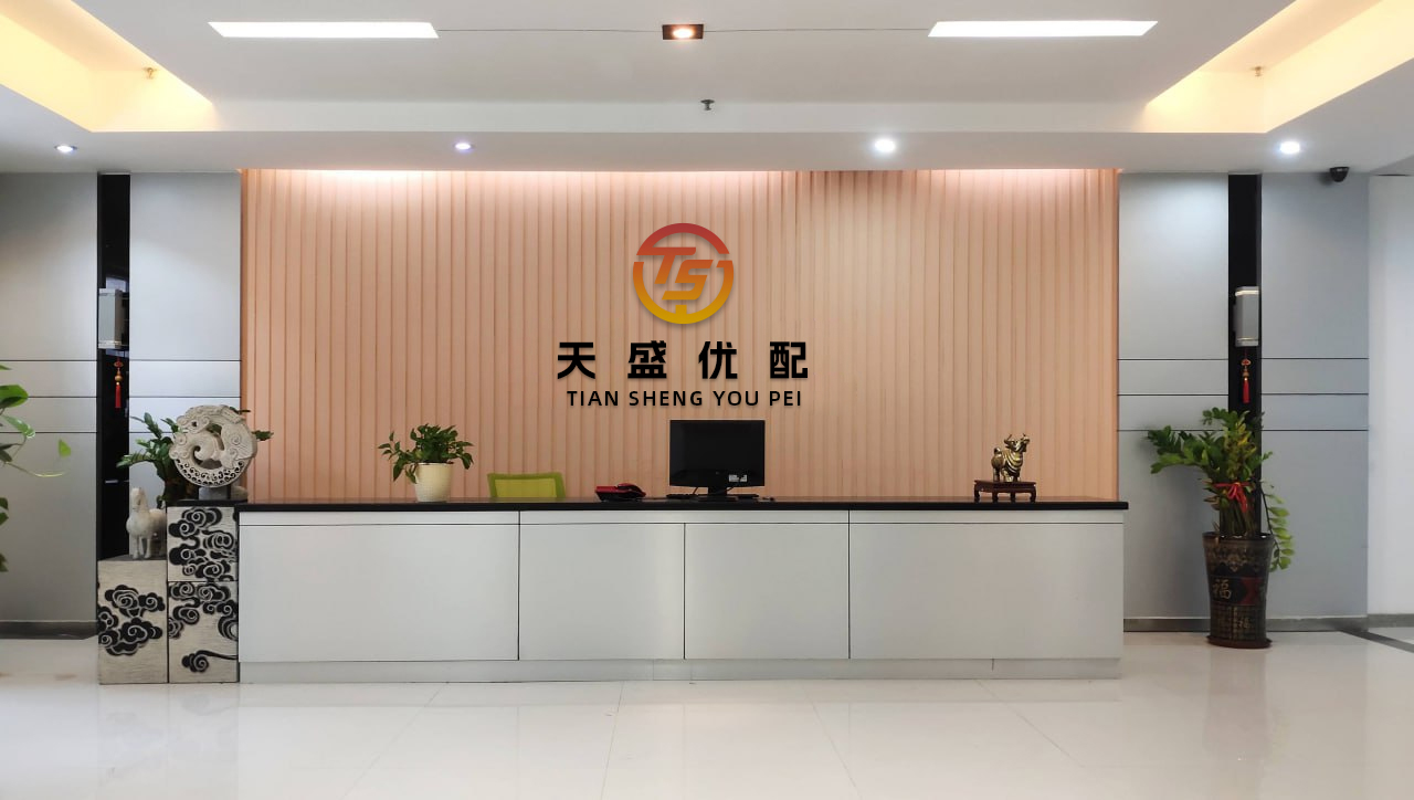 速速查 17岁森碟独自在机场被偶遇，又宽又壮一身肌肉，驼背玩手机长高了